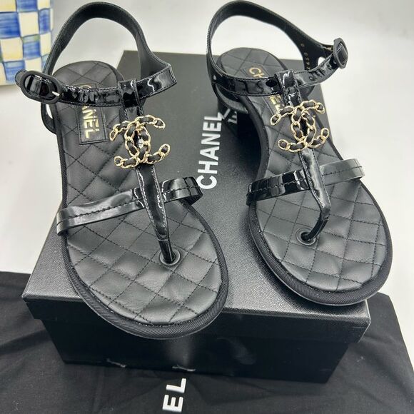 Women's Chanel CC logo patent leather thong sandals size 37.5 made in Italy - Picture 1 of 12